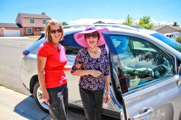 Photo pf ladies outside car