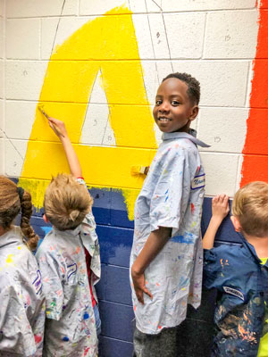 Photo BRE kids painting murals