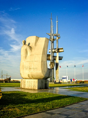 Photo of sculpture memorializing author Joseph Conrad 