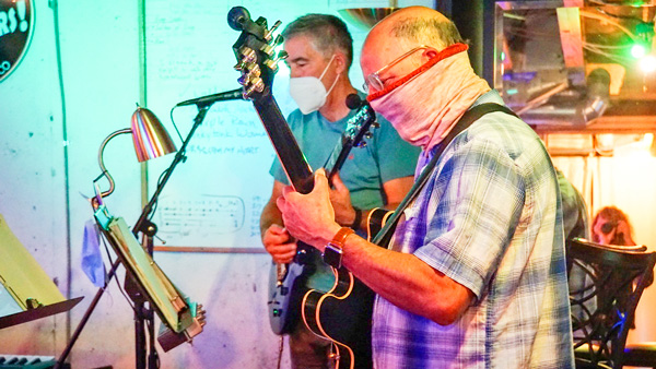 Photo of Denis Freiden rehearses with band member John Grosh