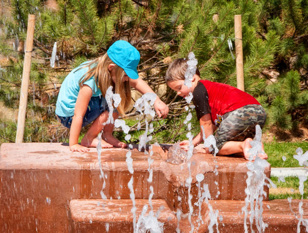 Photo of kids playing in the splash pad at Elk Ridge Park