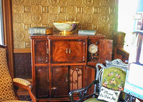 Photoo of A radio, purchased by Brown in 1932,