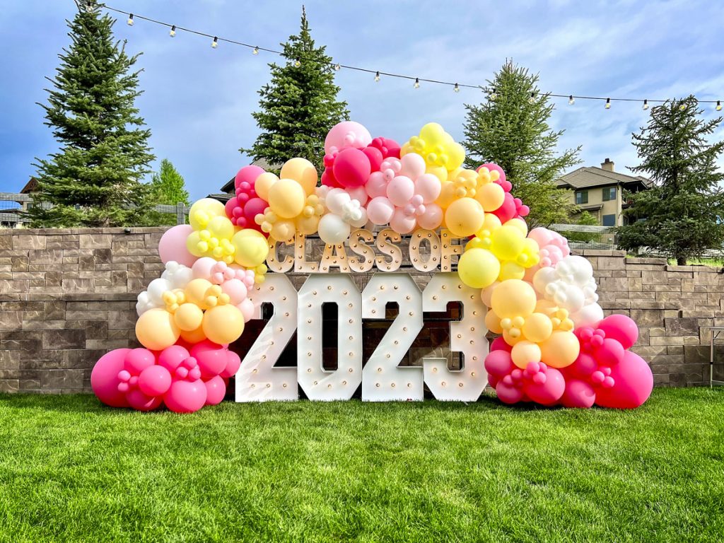 class of 2023 with balloons sign